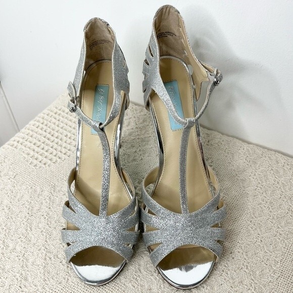Blue by Betsey Johnson T Strap Silver Glitter Tee Heels Stiletto Sandals Bridal - Picture 3 of 12